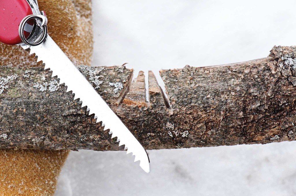 5-surprising-uses-for-the-swiss-army-knife-dovetail-notch-sawing-001