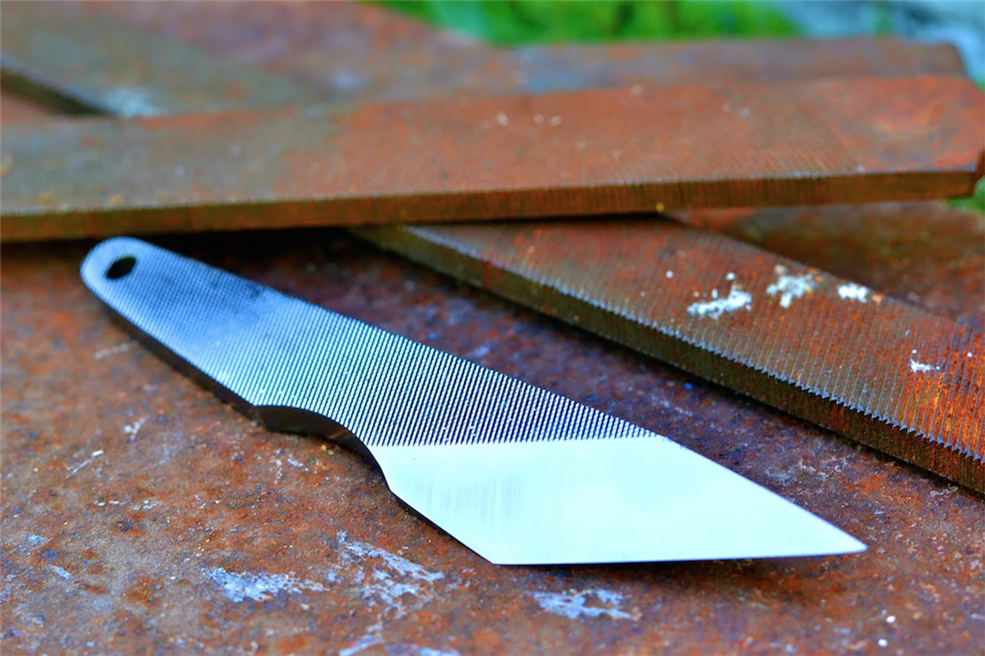 Снизу нож. Нож Киридаши из напильника. Японский нож Киридаши. Хигоноками Киридаши. Разметочный нож Киридаши.