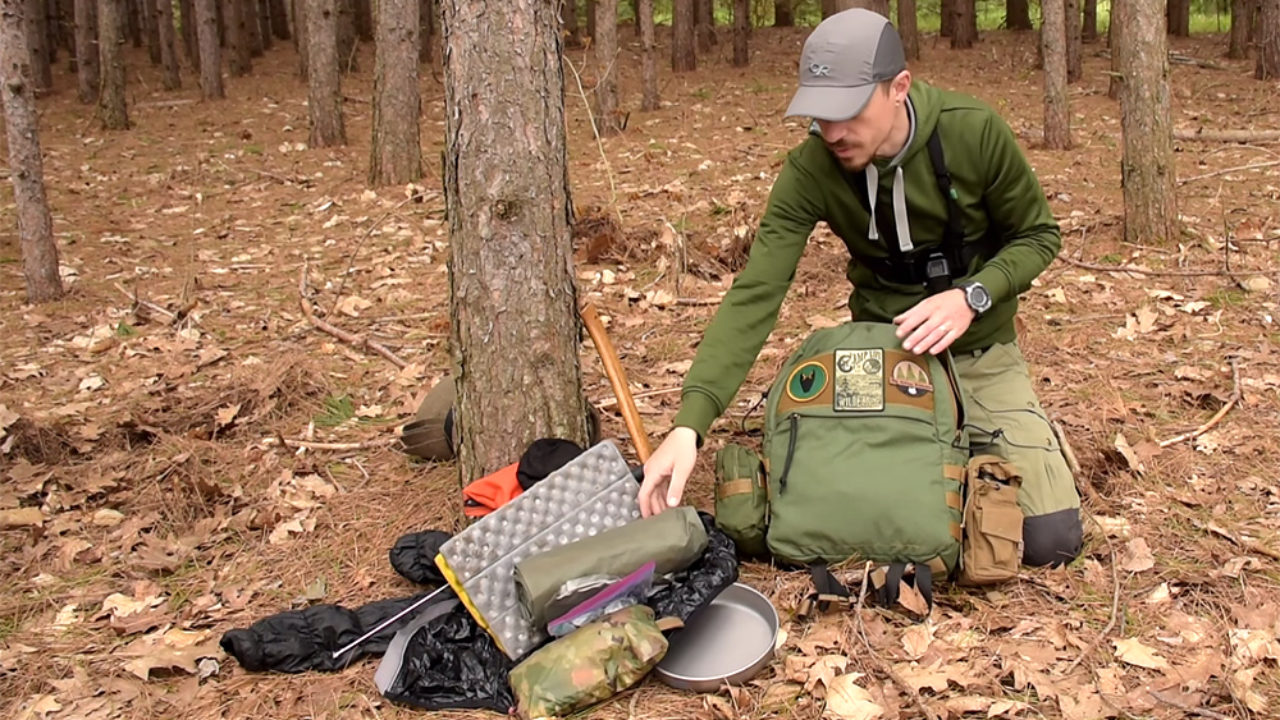 https://www.offgridweb.com/wp-content/uploads/2017/07/Joe-Robinet-bushcraft-camping-backpack-gear-loadout-bug-out-bag-2-1280x720.jpg