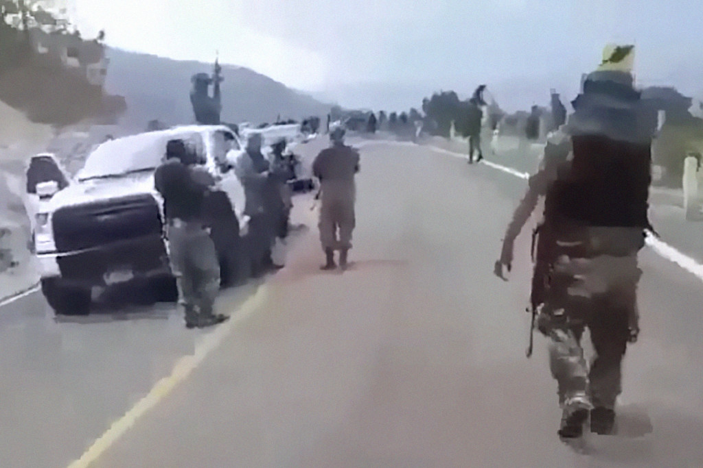 Cartel video Jalisco Mexico guns truck vehicle convoy criminal gang roadblock 2