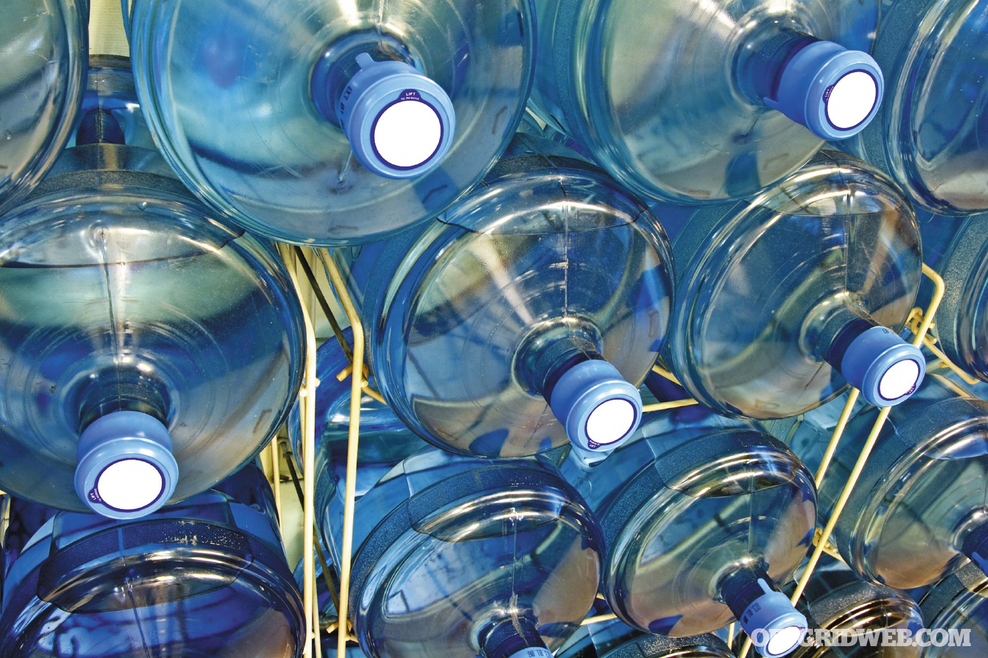 Правила хранения воды. Хранение воды в пластиковых бутылках. Хранение бутилированной воды. Склад бутилированной воды. Хранение бутылей 19 л.