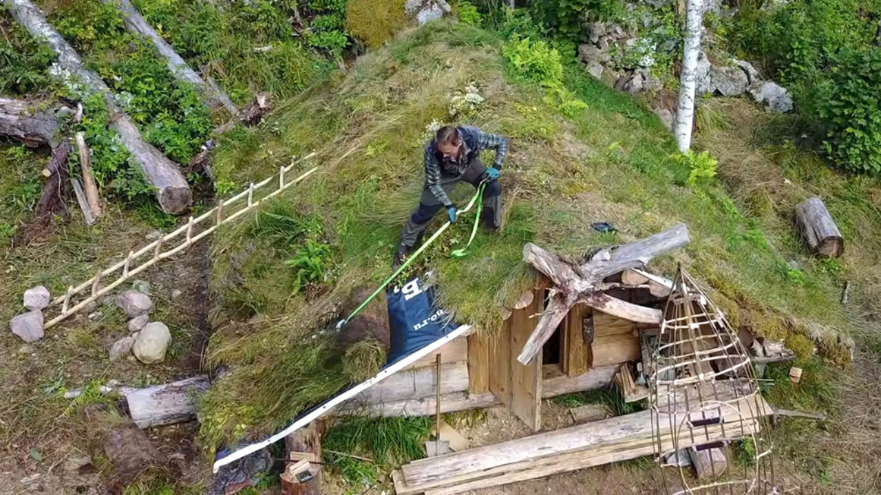 Video: Russian Bushcrafter's Log Cabin Build