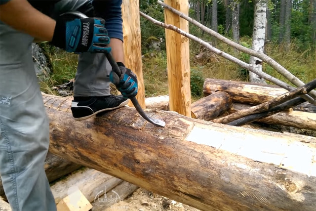 Log Bush Video: Russian Bushcrafter's Log Cabin Build | RECOIL OFFGRID