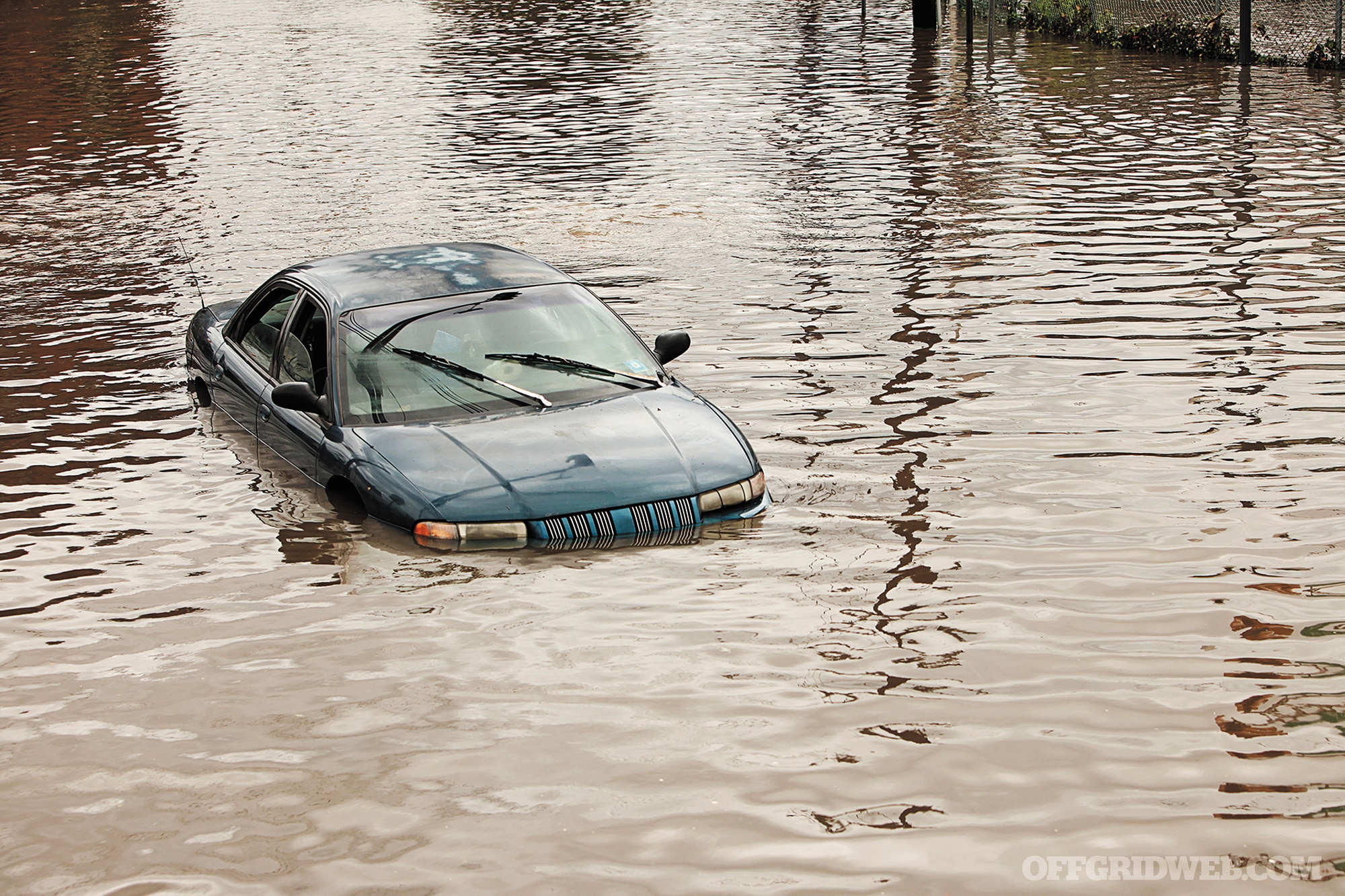 Машина едет по реке. Затопленные автомобили. Машина в воде. Автомобиль утопленник. Машина затоплена.