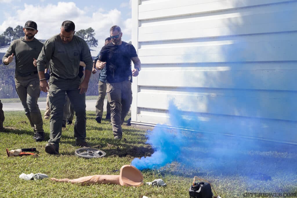 The chaos of a traumatic scene was imitated by overwhelming the senses.