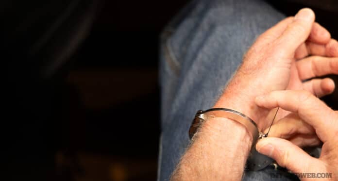 escape handcuffs